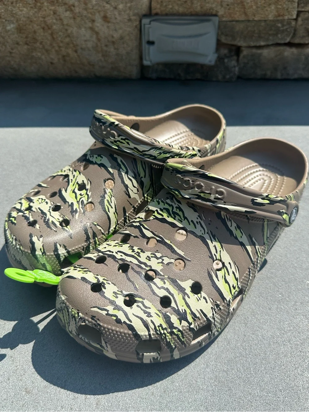 New Men’s Crocs Classic Jungle Camo Clog with Neon Green Highlights Size 11